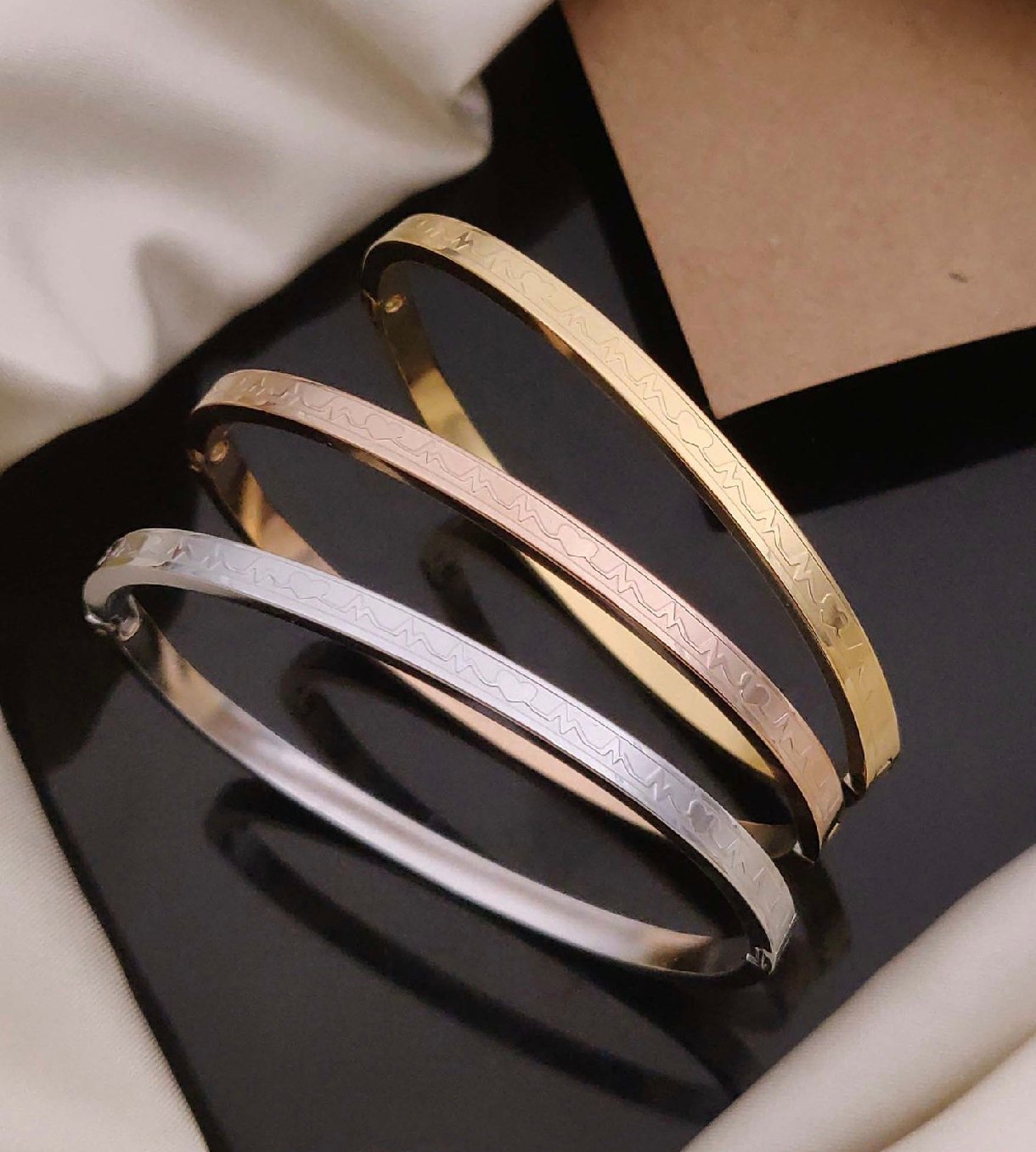 Artificial bracelet