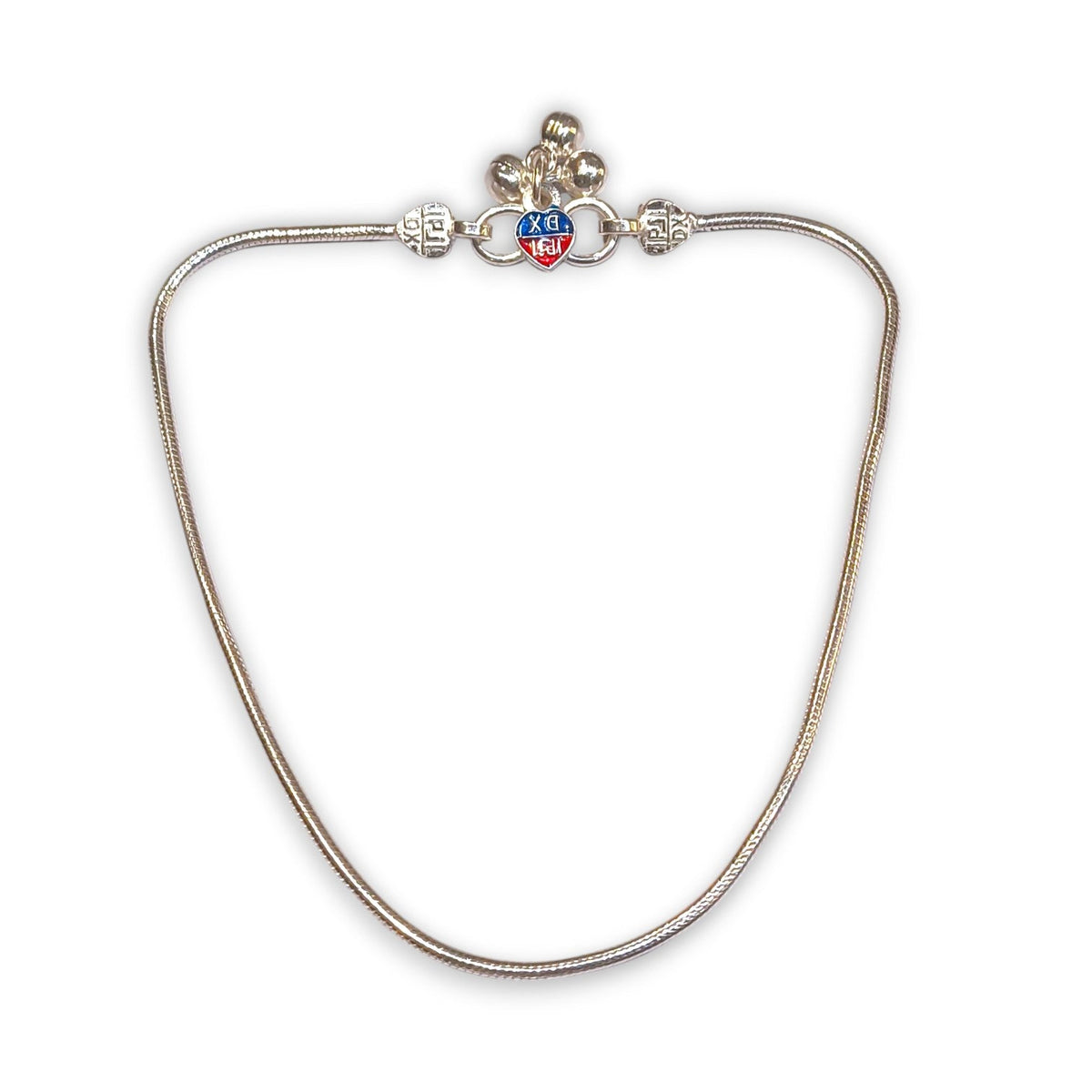 Zoomed view of plain silver anklet for women