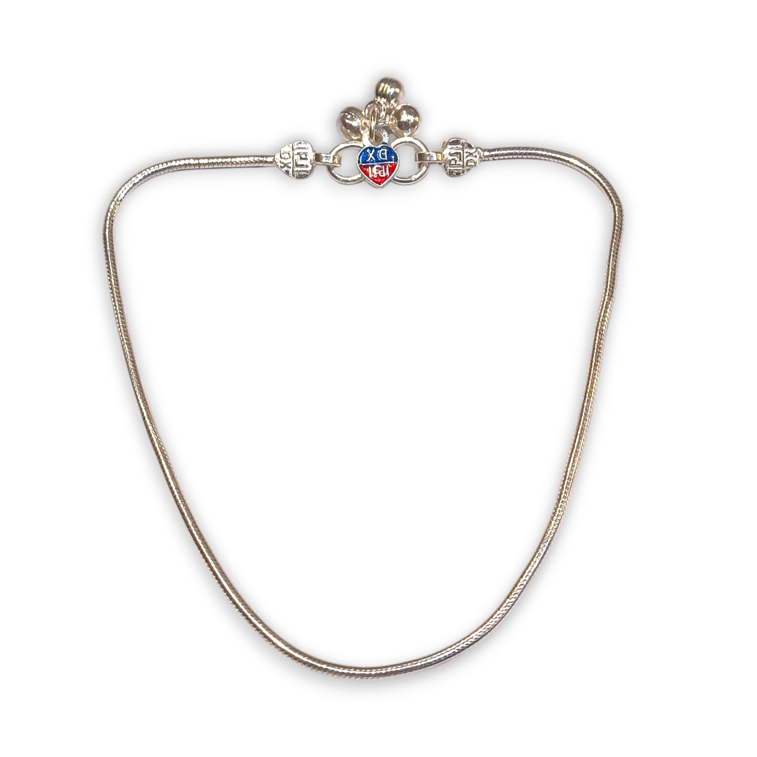 Zoomed view of plain silver anklet for women