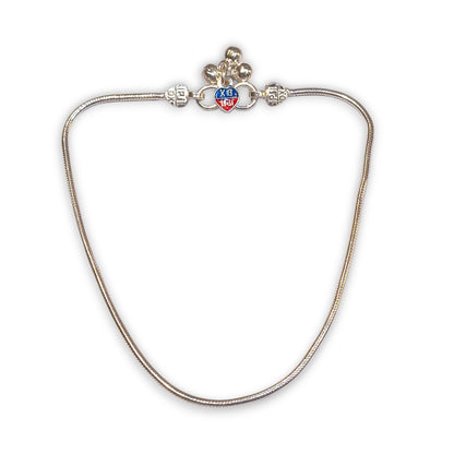 Zoomed view of plain silver anklet for women